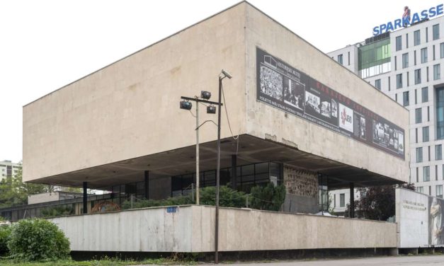 Izložba Historijskog muzeja BiH u Tuzli: Kako je Biljana Plavšić postala “ličnost koja doprinosi rekonstrukciji zajednica”