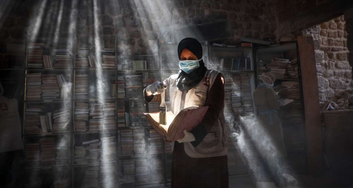 Spašavanje knjiga i rukopisa iz biblioteke Omari džamije u Gazi