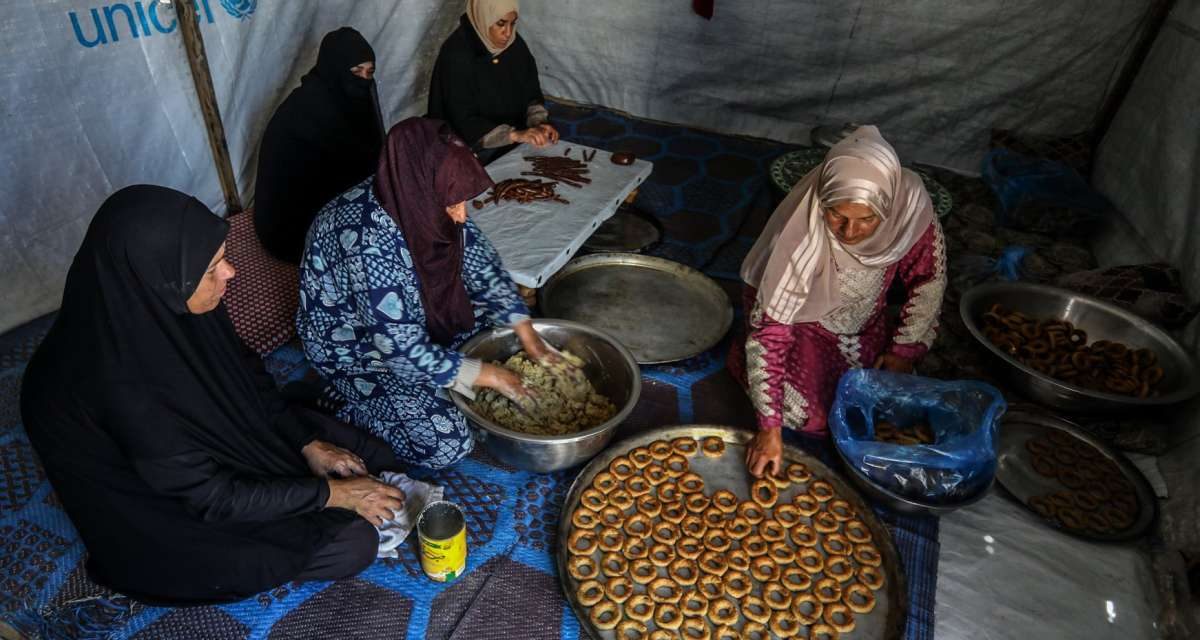 FOTOGALERIJA: Raseljene Palestinke peku bajramske kolačiće u šatorskom kampu u Gazi