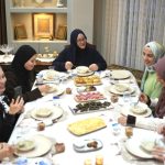 Žene koje su primile islam iz Španije, Argentine i Kolumbije na iftaru kod turske porodice u Istanbulu