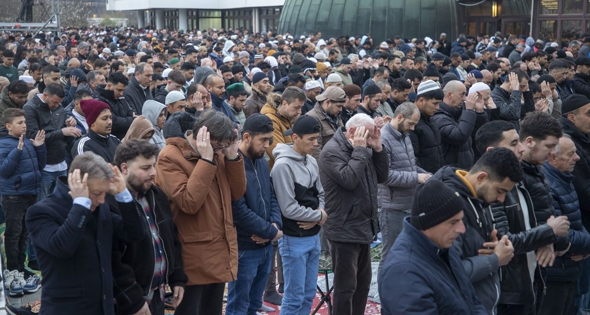 Hiljade vjernika na bajram-namazu u Zagrebu