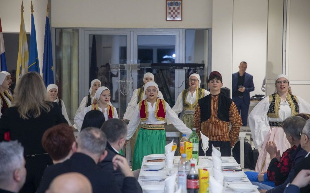 Gdje granica ne dijeli: Veselo na Bajramu u Gunji