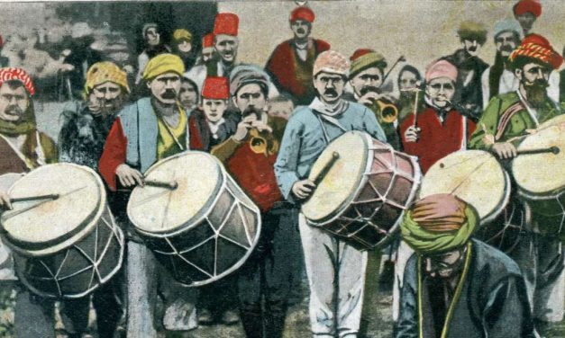 Bajramski topovi, bubnjevi, bajraci i tekbiri