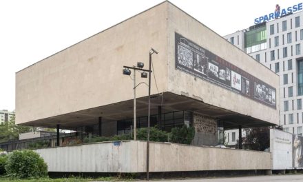 Izložba Historijskog muzeja BiH u Tuzli: Kako je Biljana Plavšić postala “ličnost koja doprinosi rekonstrukciji zajednica”