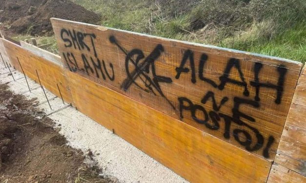 Poruke mržnje osvanule na gradilištu Islamskog centra u Zadru: ‘smrt islamu‘, ‘Alah ne postoji‘, ‘ZDS‘, ‘Ante Pavelić‘