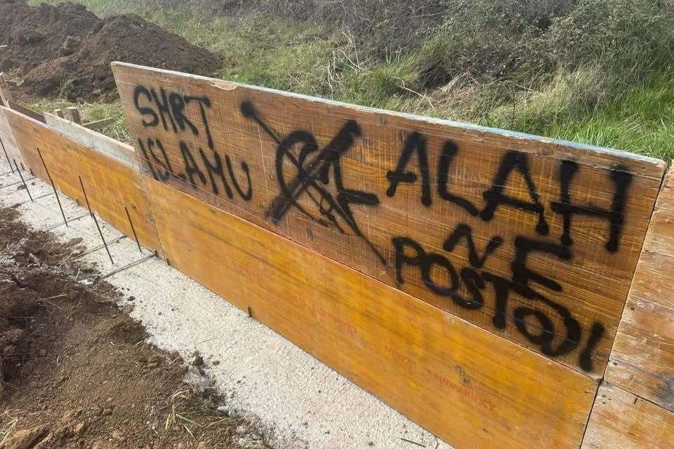 Poruke mržnje osvanule na gradilištu Islamskog centra u Zadru: ‘smrt islamu‘, ‘Alah ne postoji‘, ‘ZDS‘, ‘Ante Pavelić‘