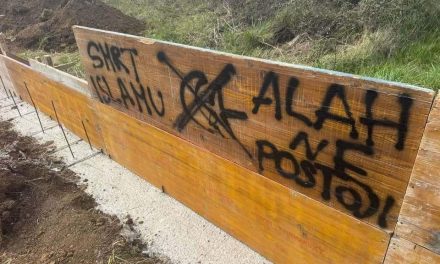 Poruke mržnje osvanule na gradilištu Islamskog centra u Zadru: ‘smrt islamu‘, ‘Alah ne postoji‘, ‘ZDS‘, ‘Ante Pavelić‘