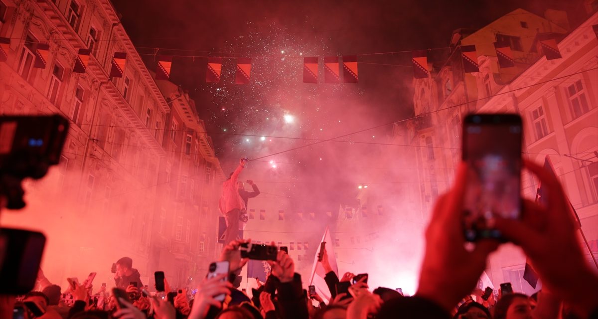 Nepregledne kolone automobila i slavlje u Sarajevu nakon pobjede nad Italijom