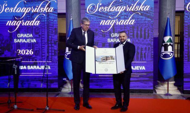 Osnivač Pomozi.ba: Elviru Karaliću uručena Šestoaprilska nagrada