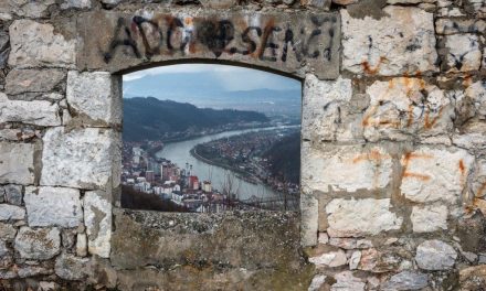 Zvornička policija zabranjuje i da se priča o zločinima koje su 1992. godine počinili Srbi u ovom gradu