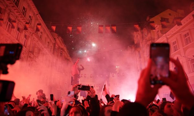 Nepregledne kolone automobila i slavlje u Sarajevu nakon pobjede nad Italijom