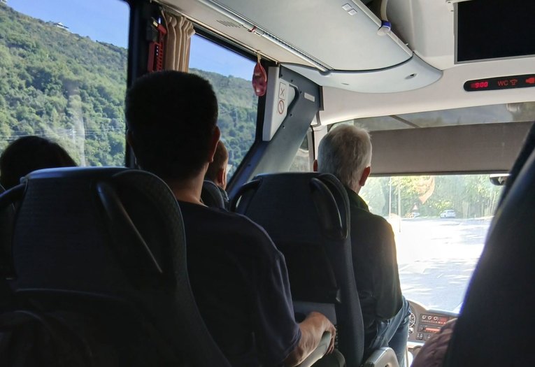 Marsela Sukić tvrdi da joj zbog marame vozač autobusa u Crnoj Gori nije dozvolio da sjedi u prednjem dijelu vozila