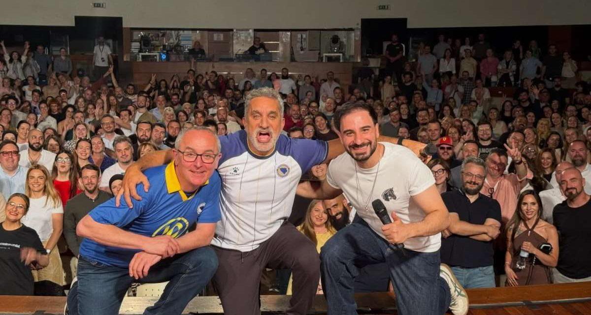 Bassem Youssef u Sarajevu napravio presedan: Prvi put je na bini bio bez egipatskog dresa jer je nosio dres Bosne