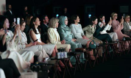 Emine Erdoğan kao simbol transformacije: 2004. nije mogla prisustvovati NATO samitu zbog marame, 2026. dočekivala goste
