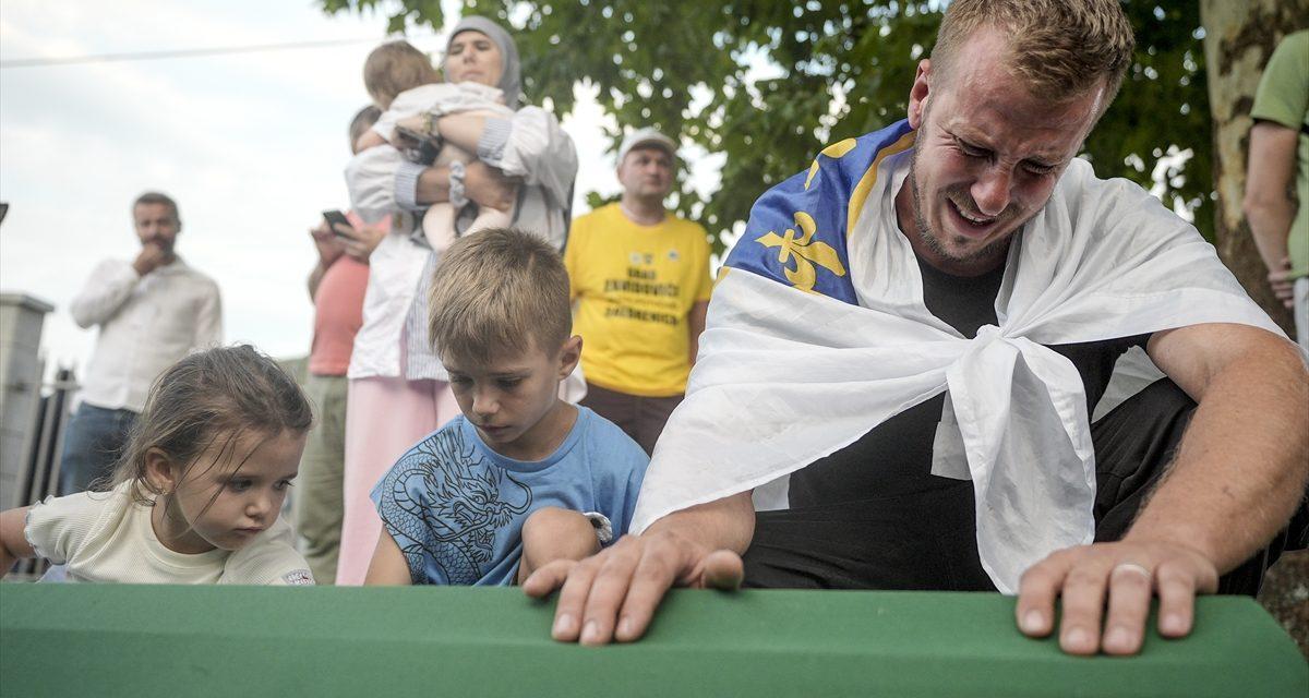 Srebrenica: Kada sin spušta u zemlju šaku kostiju oca kojeg se ni ne sjeća
