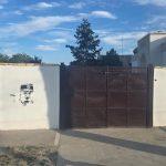 Uvredljivi grafiti: Zločinac Mladić na ogradnom zidu mesdžida u Somboru