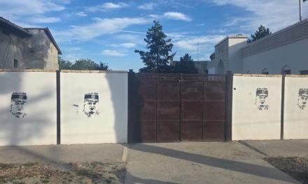Uvredljivi grafiti: Zločinac Mladić na ogradnom zidu mesdžida u Somboru