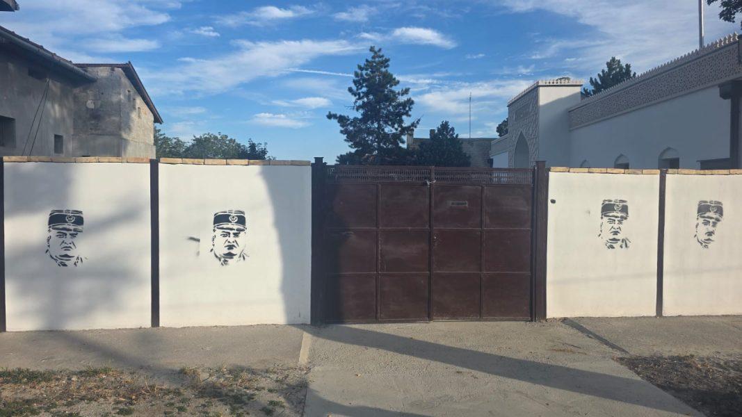 Uvredljivi grafiti: Zločinac Mladić na ogradnom zidu mesdžida u Somboru