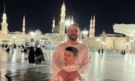 Kako se autistični dječak koji ne govori i njegov otac bore protiv islamofobije pečenjem kolača i dijeljenjem u džamijama