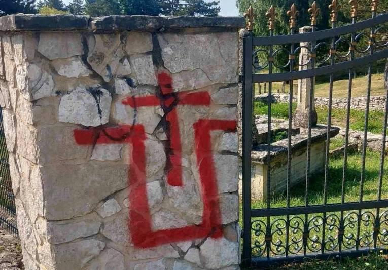 Livno: Na muslimanskom groblju ispisani ustaški simboli