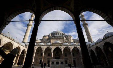 Educiranje turista: Kur'an na engleskom u istanbulskoj Süleymaniye džamiji