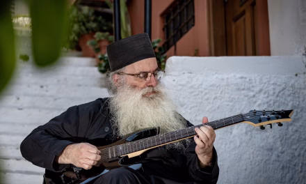 Metal album grčkog sveštenika postao najtraženije izdanje godine