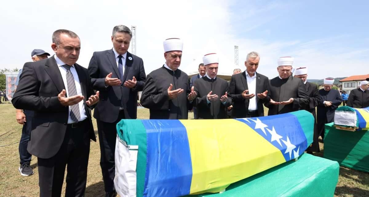 Dženaza žrtvama iz Prijedora: “Zabluda je vjerovati da ćemo se spasiti povijanjem glave pred zlom”