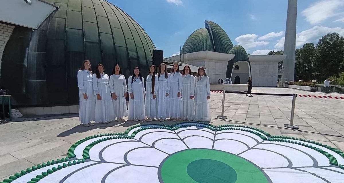 Performans “Cvijet istine i nade” povodom 31. godišnjice genocida u Srebrenici