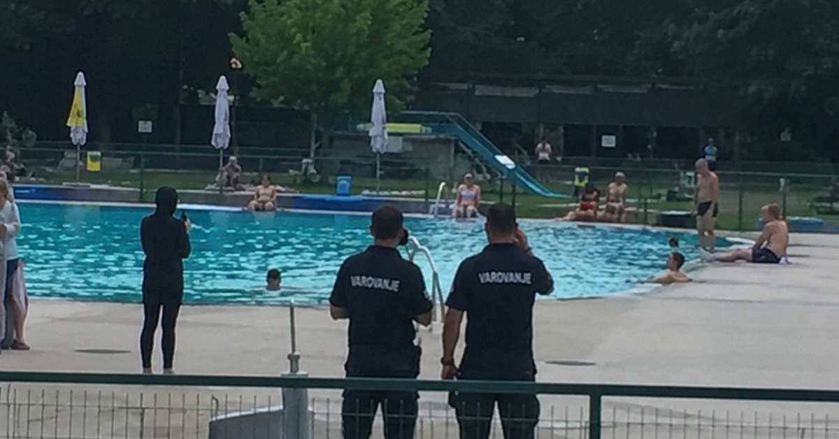 Žena u burkiniju istjerana s bazena u Mariboru