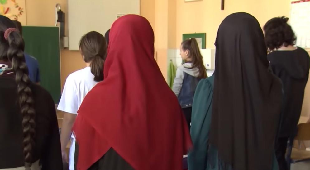 Zabrana marame u Austriji: Prijavljeno 55 djevojčica koje ne žele skinuti maramu, prijeti im novčana kazna od 150 do 800 eura
