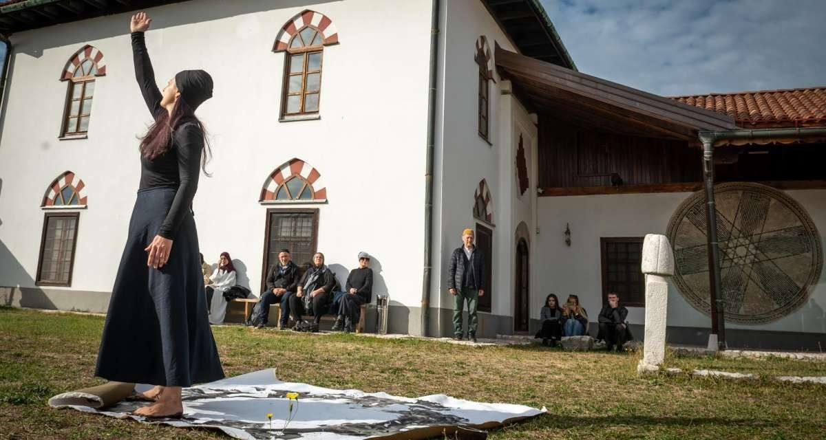 „Vidljivo/nevidljivo”: Dijalog savremene umjetnosti s naslijeđem tekije