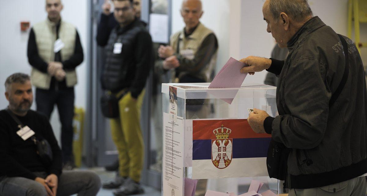 Srbija danas bira između Vučića i studenata: Izborno jutro obilježili dugi redovi i upadi maskiranih batinaša