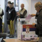 Srbija danas bira između Vučića i studenata: Izborno jutro obilježili dugi redovi i upadi maskiranih batinaša